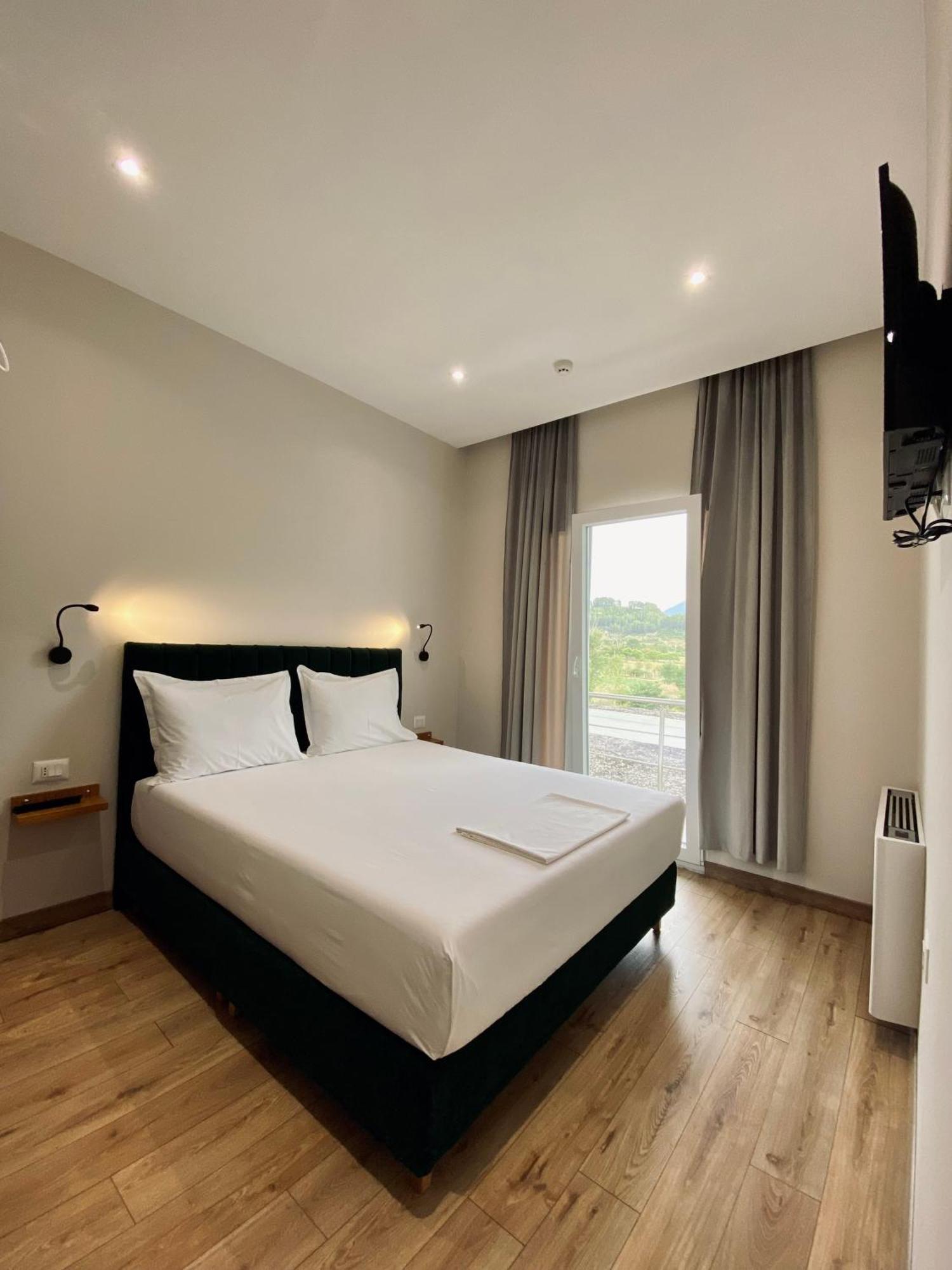 Merly Hotel Përmet Buitenkant foto